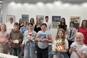 Kreativ und vielfältig sind die Arbeiten, die Schülerinnen und Schüler des Clemens-Brentano-Gymnasiums unter dem Motto „perfekt unperfekt“ in der Stadtbücherei ausstellen.  Foto: Stadt Dülmen/Kannacher