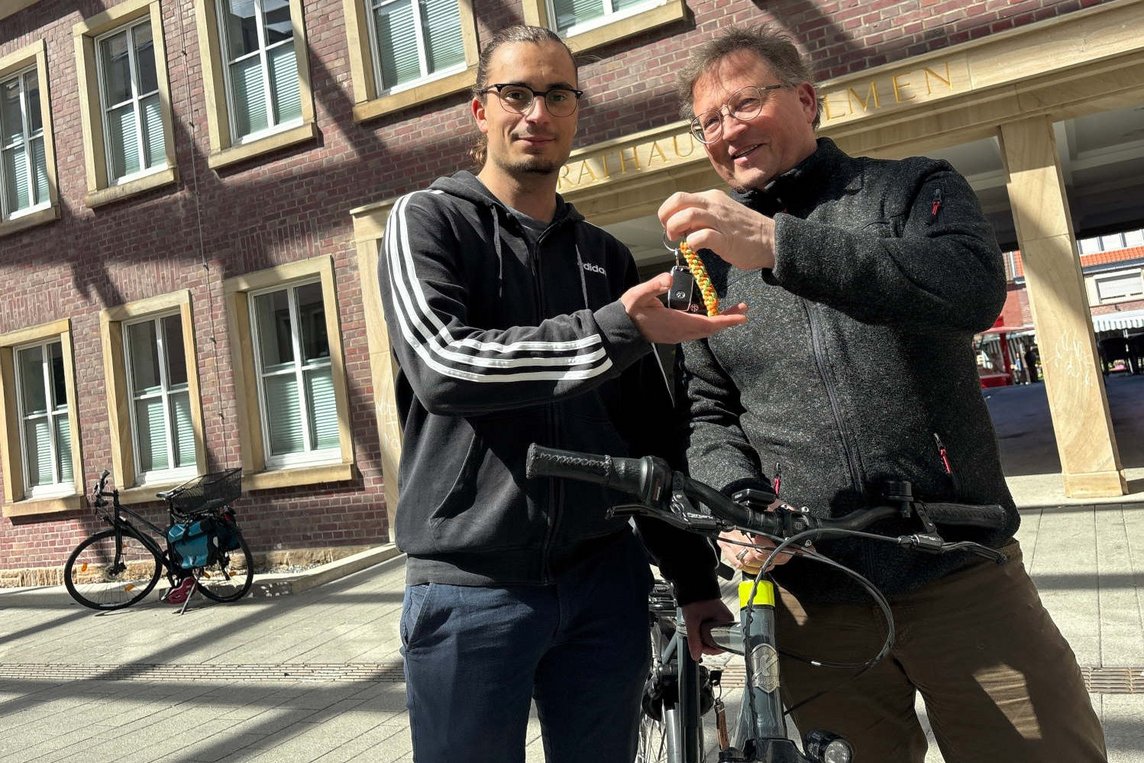 Dieses Foto zeigt Mobilitätsmanager Lennart Mania (l.) und STADTRADELN-Star Arndt Pollman