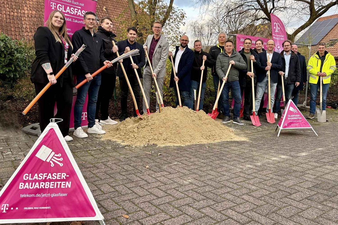 Dieses Foto zeigt den ersten Spatenstich für den Glasfaser-Ausbau