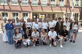 Neue Auszubildende 2026 Dieses Bild zeigt die 21 neuen Auszubildenden mit Vertreterinnen und Vertretern der Stadtverwaltung.