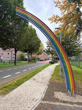 Regenbogen-Kunstwerk auf der Fahrradstraße Overbergstraße Dieses Foto zeigt das Regenbogen-Kunstwerk auf der Fahrradstraße Overbergstraße