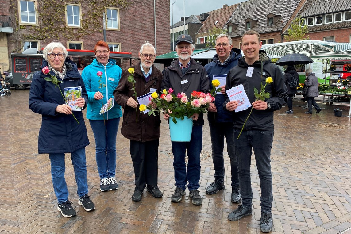 Gut gelaunt verteilten die Akteurinnen und Akteure von Freiwilligenbörse, DSI und Frag TEO farbenfrohe Rosen und hilfreiche Tipps auf dem Wochenmarkt. Foto: Stadt Dülmen/Kannacher 