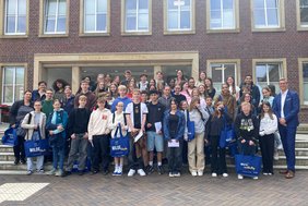 Schülerinnen und Schüler vor dem Rathaus