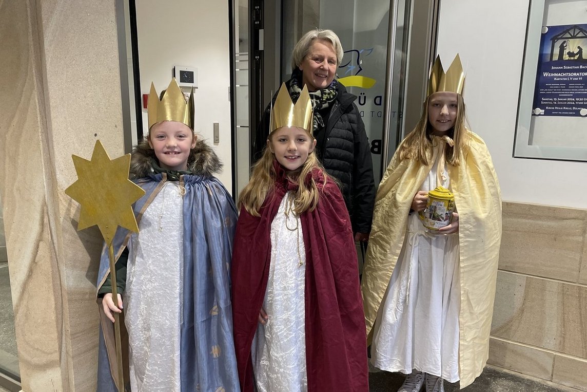 Die stellvertretende Bürgermeisterin Annette Holtrup begrüßte die „Heiligen drei Könige“ am Rathaus.