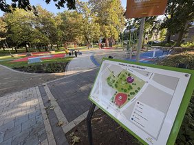 Stadtpark an den Wiesen: Hinweistafeln Dieses Foto zeigt einen Eingang zum Park mit Hinweistafeln