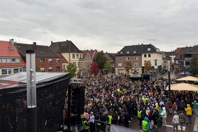 Rund 3000 Schülerinnen und Schüler demonstrierten am 9. September 2025 auf dem Marktplatz für Demokratie, Freiheit und Zusammenhalt. Das Orga-Team erhält den Nachwuchs-Ehrenamtspreis 2025. Foto: Stadt Dülmen