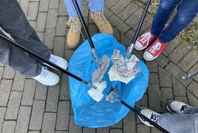 Mit Zangen und Müllsäcken rücken die Teilnehmenden der Aktion "Sauberes Dülmen" dem Unrat an Wald- und Straßenrändern zu Leibe.
