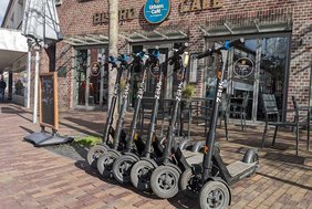 E-Scooter am Königsplatz Das Foto zeigt abstellte E-Scooter am Königsplatz.