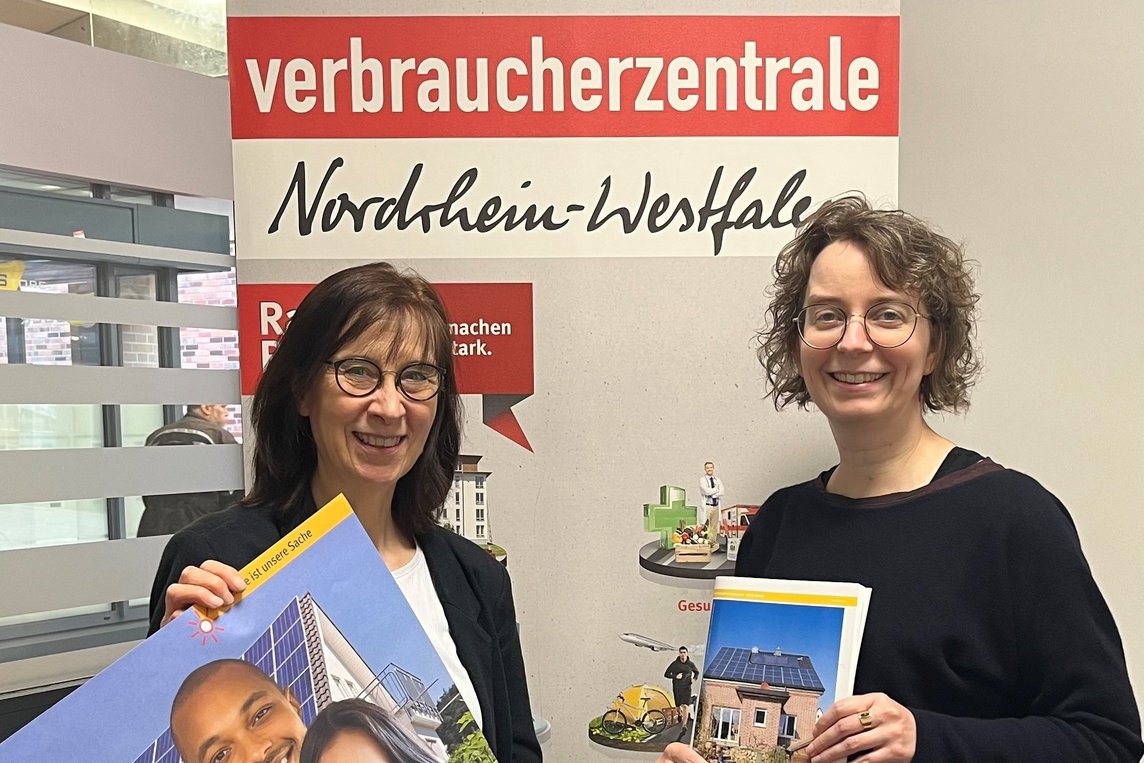 Susanne Verwey, Leiterin der Verbraucherzentrale in Dülmen (li.=, und Klimaschutzmanagerin Carolin Dietrich von der Stadt Dülmen werben für die kostenlosen Energieberatungen, für die ab der kommenden Woche Termine vereinbart werden können.