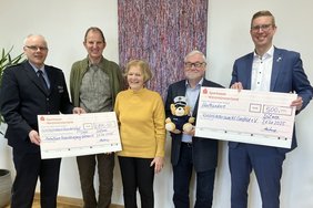 Bürgermeister Carsten Hövekamp (re.) und Rolf Werenbeck-Ueding, Leiter der Dülmener Polizeiwache, übergaben die Spenden symbolisch an Hans-Jürgen Lobbe von der Kreisverkehrswacht (2. v. re.) sowie Anne Ridder und Ralf Koritko von der Ambulanten Hospizbewegung Dülmen e.V. Foto: Stadt Dülmen/Kannacher