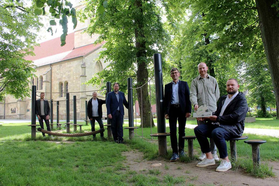 Dieses Foto zeigt Thomas Köhlmos, Robert Brand sowie Peter Briewig, Markus Mönter, Philipp Scholz und Christoph Fehmer auf dem Kirchplatz  