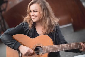 Fee Bardenius steht bei der Ladies Night auf der Bühne: