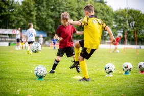 Auf dem Bild sieht man zwei Mini-Kicker beim Fußballtraining