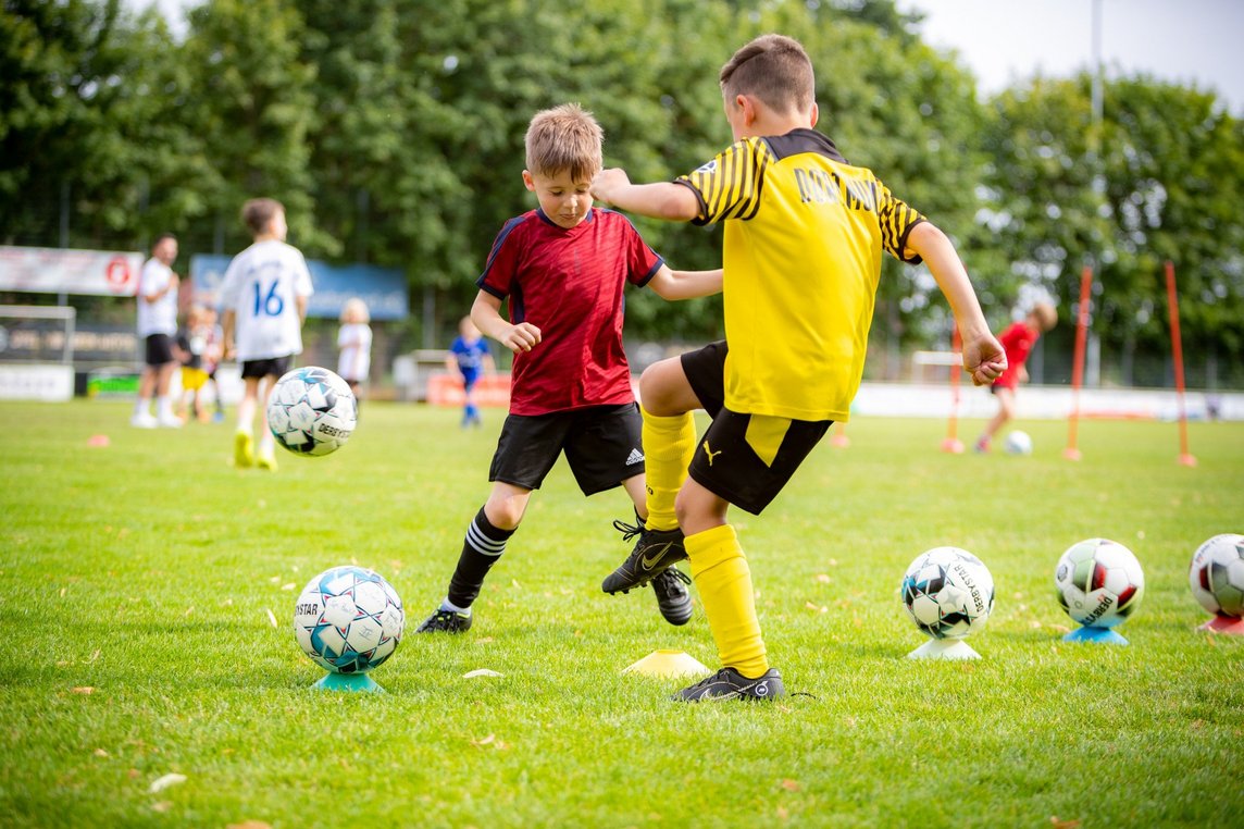 Auf dem Bild sieht man zwei Mini-Kicker beim Fußballtraining