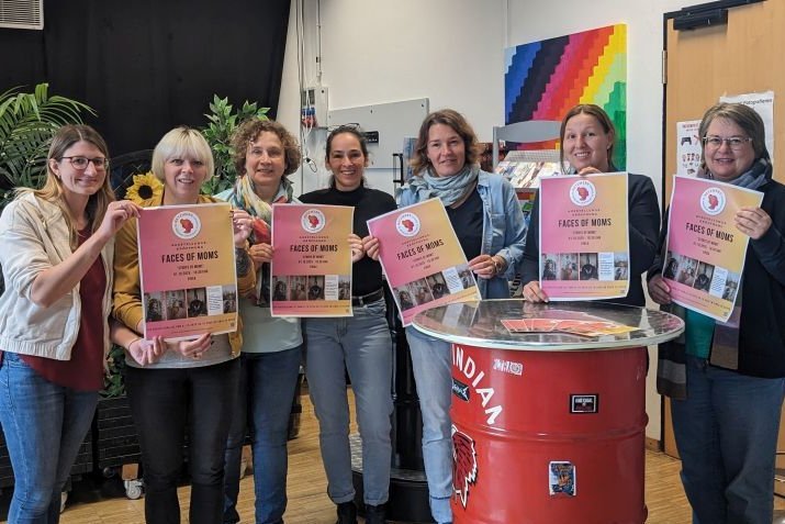 Das Netzwerk Mädchen und Frauen in Dülmen lädt zur Ausstellung „Faces of Moms“ und der Eröffnungsveranstaltung „Storys of Moms“ ein.