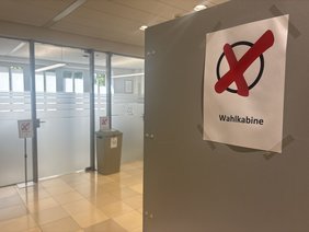 Das Foto zeigt eine Wahlkabine.