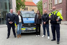 Weisen auf die „Mobile Wache“ hin, die ihren bewährten Platz am Parkplatz Nonnengasse haben wird (v. li.): Sebastian Thesing (Polizeiwache Dülmen), Stephanie Siepmann, Hannah Schemmer und Stefan Strei vom städtischen Fachbereich Bürgerdienste, Sicherheit und Ordnung sowie Jürgen Sicking (Bezirksdienst der Polizei).
