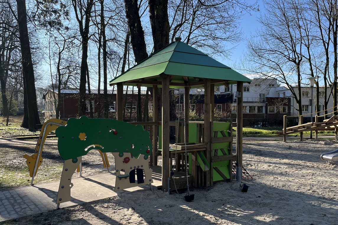 Ein Spieltisch und neue Elemente an der Rampe sorgen für mehr Sicherheit und inklusive Spielmöglichkeiten im Vorpark. Foto: Stadt Dülmen