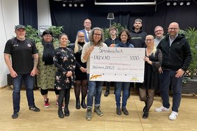 Alexandra Boldt und das Ehrenamtsteam der Neuen Spinnerei übergeben zusammen mit Sozialdezernent Christoph Noelke und den Sponsoren den Spendenscheck an Sandra Kassenböhmer und Birgit Roesmann vom Tierschutzverein Coesfeld, Dülmen und Umgebung. Alexandra Boldt und das Ehrenamtsteam der Neuen Spinnerei übergeben zusammen mit Sozialdezernent Christoph Noelke und den Sponsoren den Spendenscheck an Sandra Kassenböhmer und Birgit Roesmann vom Tierschutzverein Coesfeld, Dülmen und Umgebung.