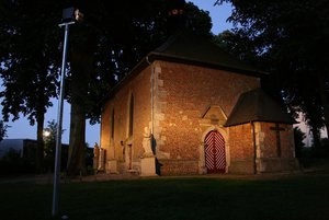 Die Bild zeigt die beleuchtete Kreuz-Kapelle am Abend.