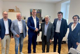 Unternehmen Magni Telescopic Handlers SRL siedelt sich in Dülmen an. Dieses Foto zeigt Vertreter der Stadt und des Unternehmens Magni.