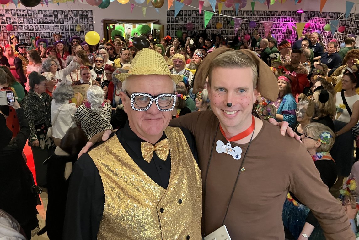 Bürgermeister Carsten Hövekamp (re.) und zahlreiche Kolleginnen und Kollegen verabschiedeten Bernd Kerkhoff bei der Altweiber-Party in den Ruhestand.