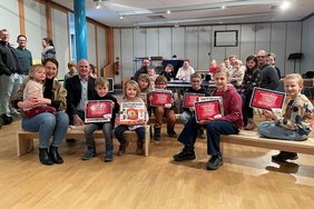 Sabrina Rustige vom städtischen Kulturteam (li.) überreichte die Preise an die kleinen Gewinnerinnen und Gewinner und dankte düb-Geschäftsführer Burkhard Demes (2. v. li.) für die Unterstützung. Foto: Stadt Dülmen/Kock