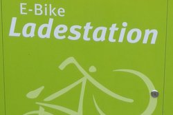Die Foto zeigt eine Ladestation für E-Bikes. 
