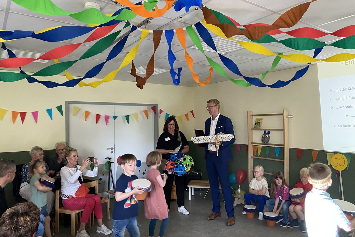 Bürgermeister Carsten Hövekamp überreichte Geschenke an Kita-Leiterin Elvira Terhorst und die Kinder, die das Programm mitgestalteten.