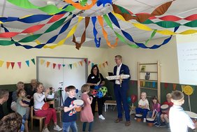 Bürgermeister Carsten Hövekamp überreichte Geschenke an Kita-Leiterin Elvira Terhorst und die Kinder, die das Programm mitgestalteten.