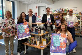 Werben für den Sommerleseclub (v. li.): Sponsorin Margret Boch, Organisatorin Anna Lena Bagert (Stadtbücherei), Dr. Wolfgang Werner (Förderverein für Kunst und Kultur), Christoph Schrey (Sparkasse Westmünsterland), Sabrina Rustige (Förderverein Ex libris), Bücherei-Leiterin Petra Toppmöller und Burkhard Demes (Freizeitbad düb). Foto: Stadt Dülmen/Kannacher