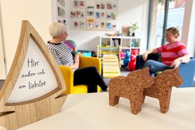 Das Foto zeigt ein Beratungsgespräch in einer gemütlichen Sitzecke.