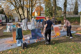 Dieses Foto zeigt Schülerinnen und Schüler, die am Graffiti-Workshop teilnehmen