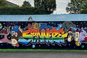 Viele farbenfrohe Elemente zeigt die fertig gestaltete Wand. Foto: Stadt Dülmen
