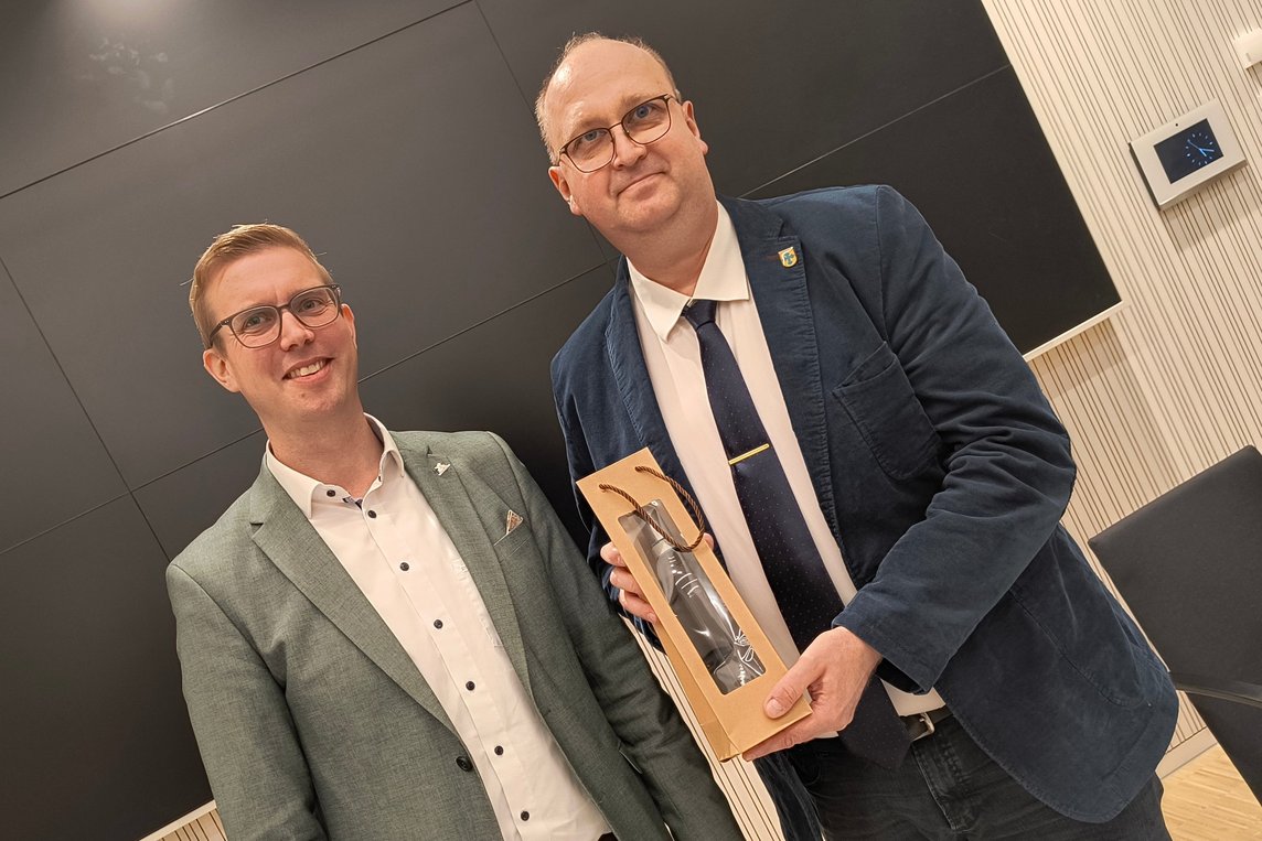 Bürgermeister Carsten Hövekamp (li.) gratulierte Christoph Noelke zu seiner Wiederwahl als Erster Beigeordneter der Stadt Dülmen. Foto: Stadt Dülmen/Siemes