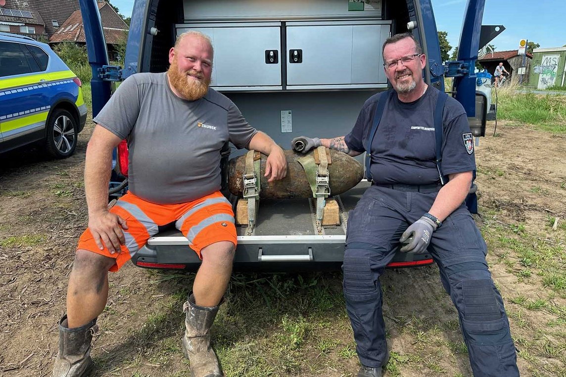 Dieses Foto zeigt Tobias Mensmann (Tauber Kampfmittelräumung) und Horst Schöwe (Kampfmittelbeseitigungsdienst der Bezirksregierung Arnsberg) mit dem entschärften Blindgänger.