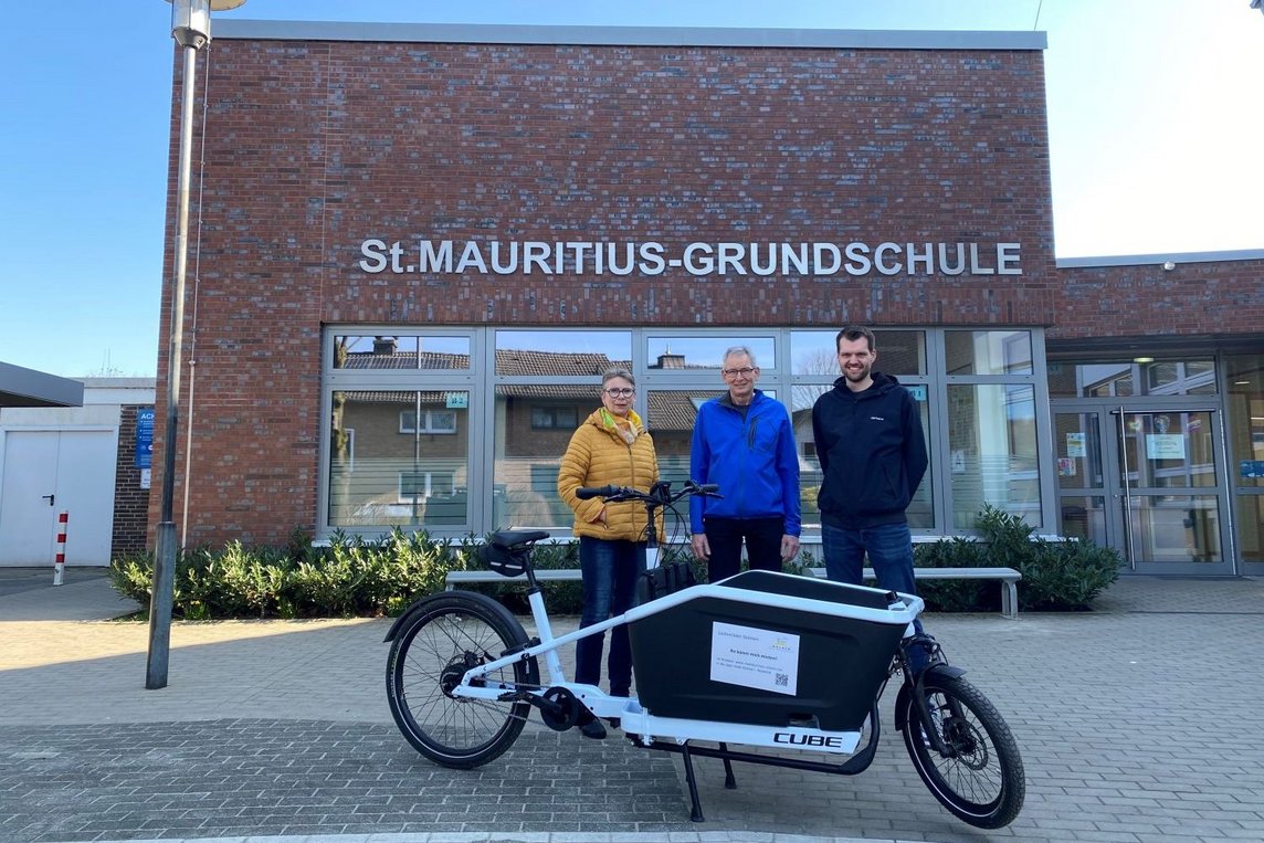 Dieses Foto zeigt  Gabriele Sondermann, Pate Detlef Thölmann und Simon Kramer (Stadtentwicklung)