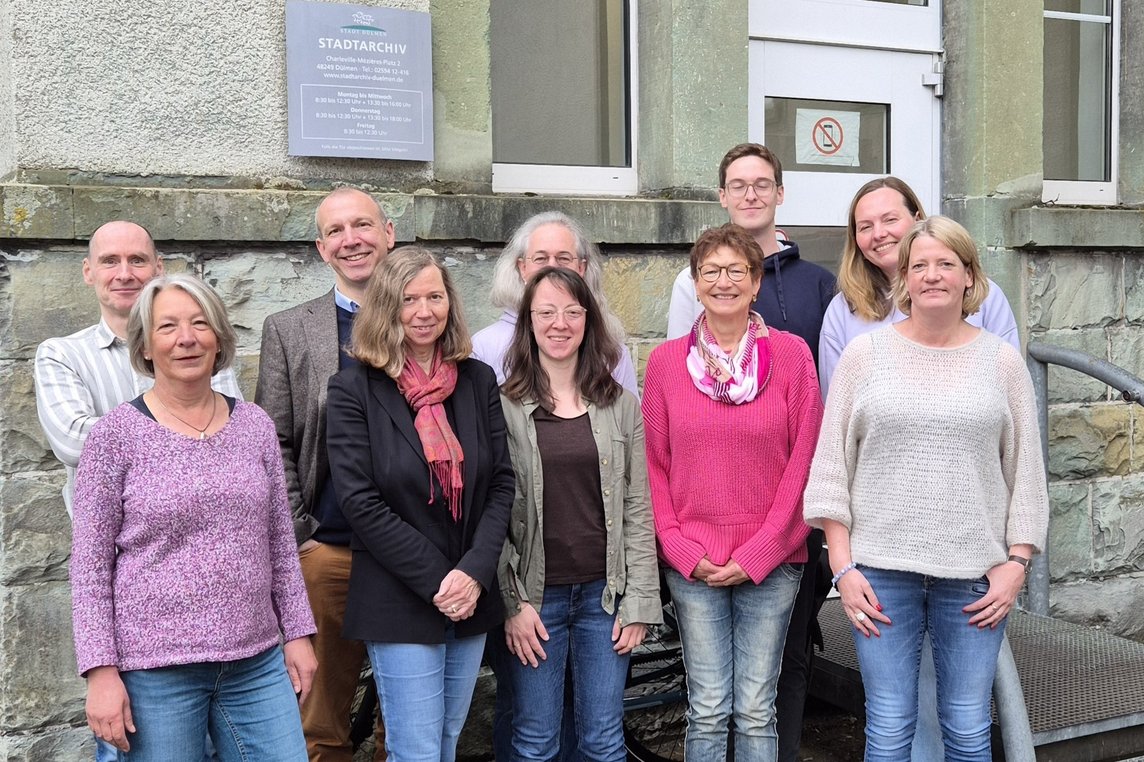 Das Foto zeigt die Teilnehmenden vor dem Stadtarchiv Dülmen