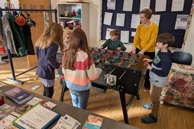 Frau und Kinder am Kickertisch