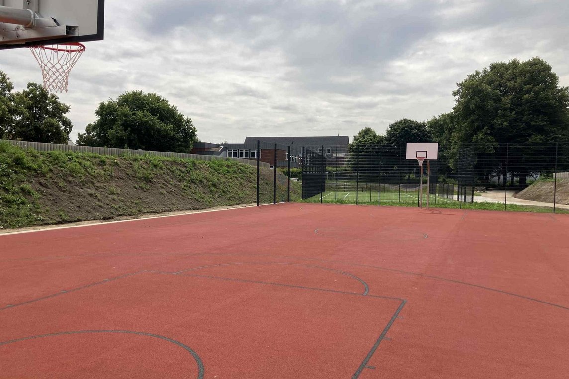Dieses Foto zeigt das neue Basketballfeld.