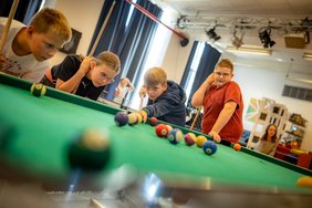 Jugendliche beim Billardspielen Dieses Foto zeigt Jugendliche beim Billardspielen
