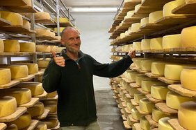 Dieses Foto zeigt Tobias Gerharz im Käselager