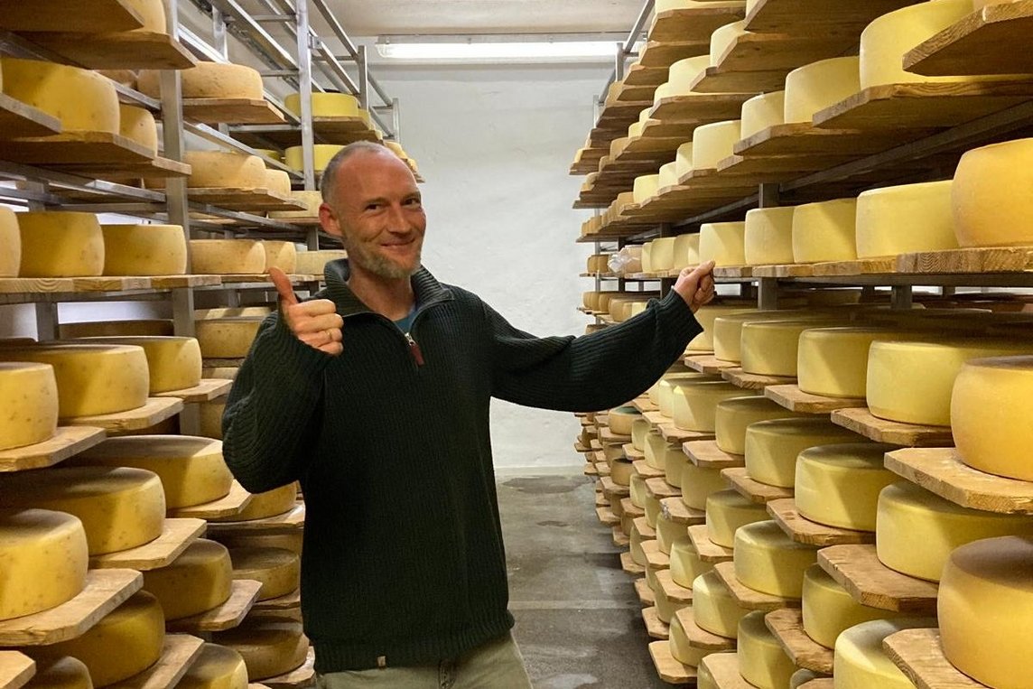 Dieses Foto zeigt Tobias Gerharz im Käselager