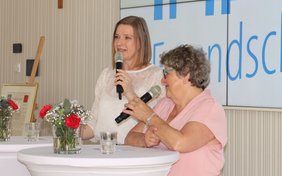 Die Präsidentinnen der beiden Partnerschaftskomitees, Eva Vasmer (li.) und Marie-Jo Favre, lobten entstandene Freundschaft.