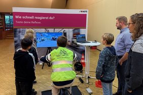 Lennart Mania (re.) und Stefan Ricker von der Stadt Dülmen begleiteten den Start der Verkehrssicherheits-Aktion der AGFS am Clemens-Brentano-Gymnasium. Foto: Stadt Dülmen/ Kannacher