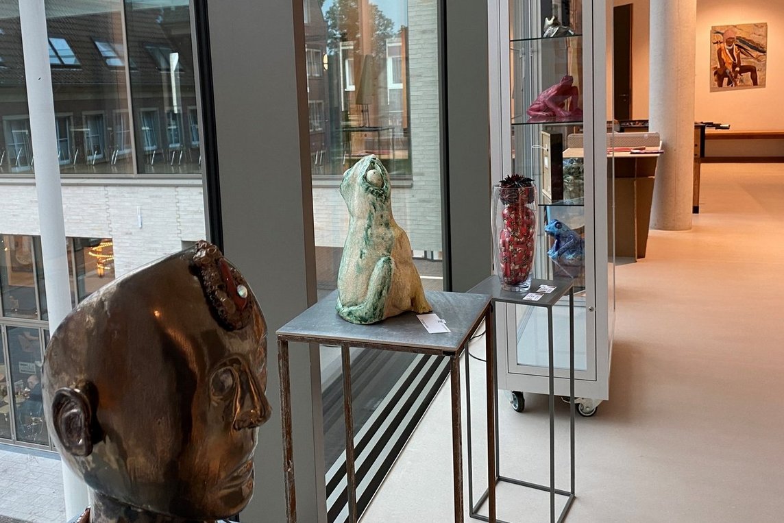 Das Bild zeigt verschiedene Skulpturen und ein Gemälde im Flur des einsA.