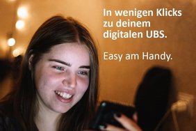 Das Foto zeigt eine Jugendliche mit ihrem Smartphone.