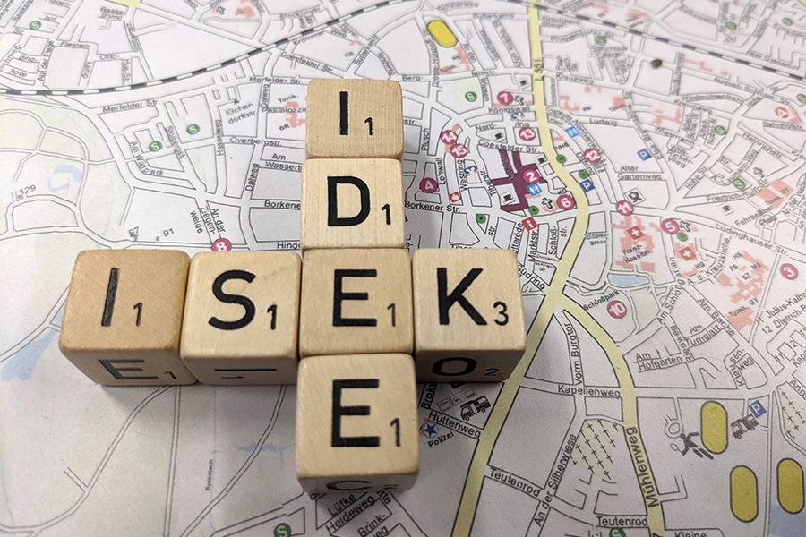 Dieses Foto zeigt den ISEK-Schriftzug auf einem Stadtplan