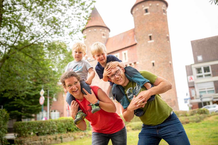 Das Bild zeigt eine Familie mit zwei Kindern vor dem Lüdinghauser Tor