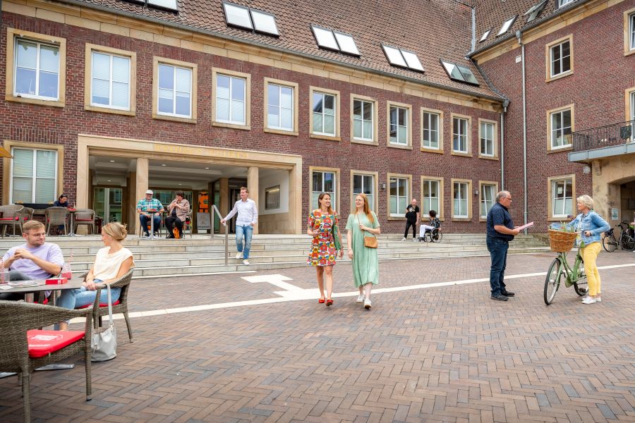 Das Bild zeigt einen Teil des belebten Marktplatzes vor dem Rathaus.